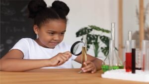 Comment le QI evolue avec lage et pourquoi le contexte compte Comment-le-QI-évolue-avec-l’âge-et-pourquoi-le-contexte-compte