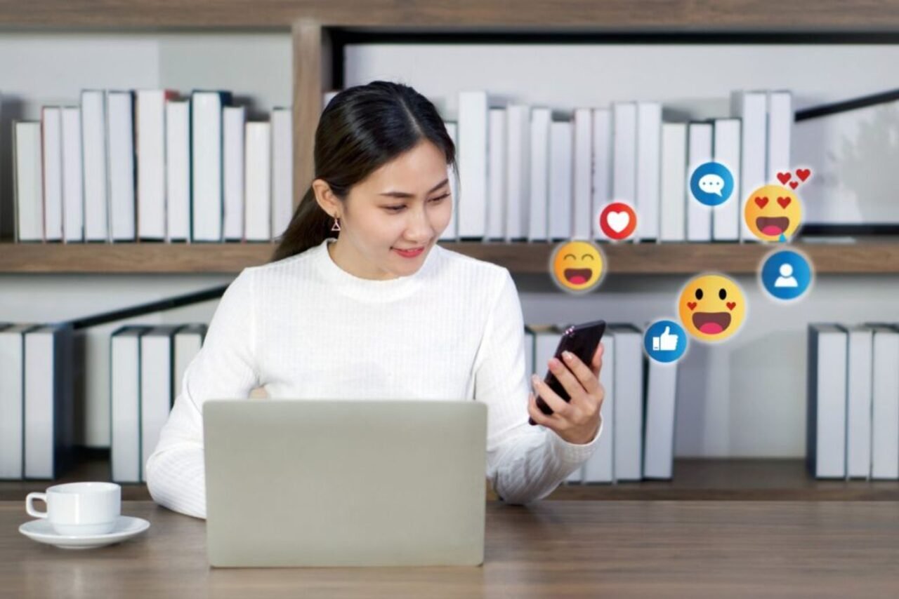 impact reseaux sociaux communication moderne