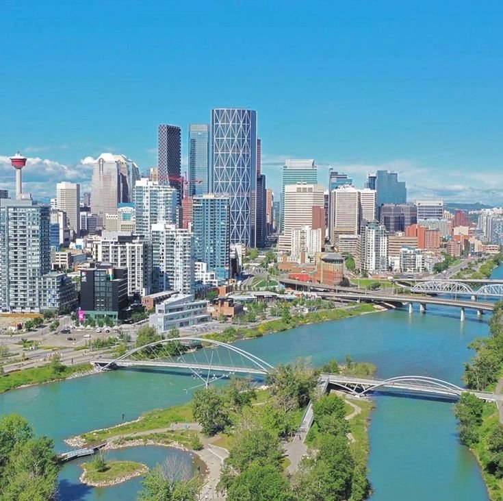 Centre-ville dynamique et paysages environnants de Calgary