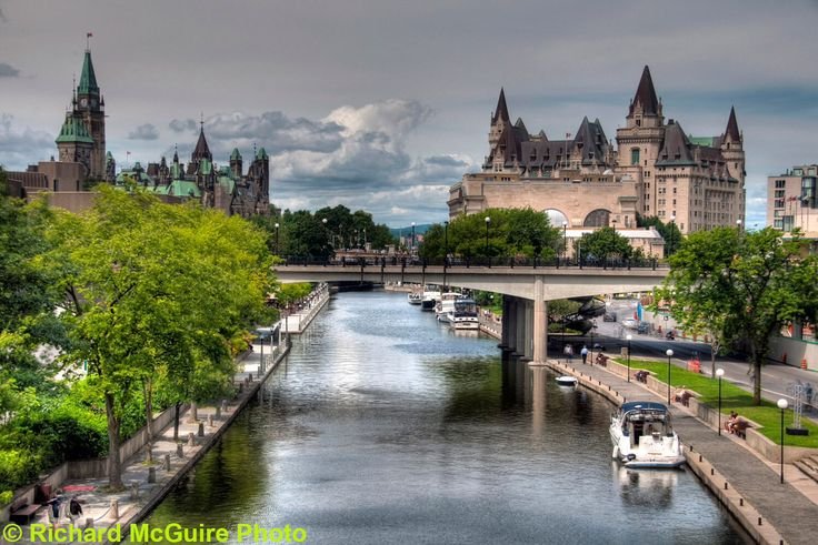 Bâtiments du Parlement et canal Rideau à Ottawa