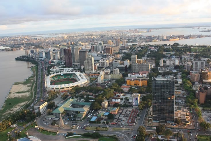 Vue aérienne des quartiers d'affaires et de la lagune Ébrié à Abidjan