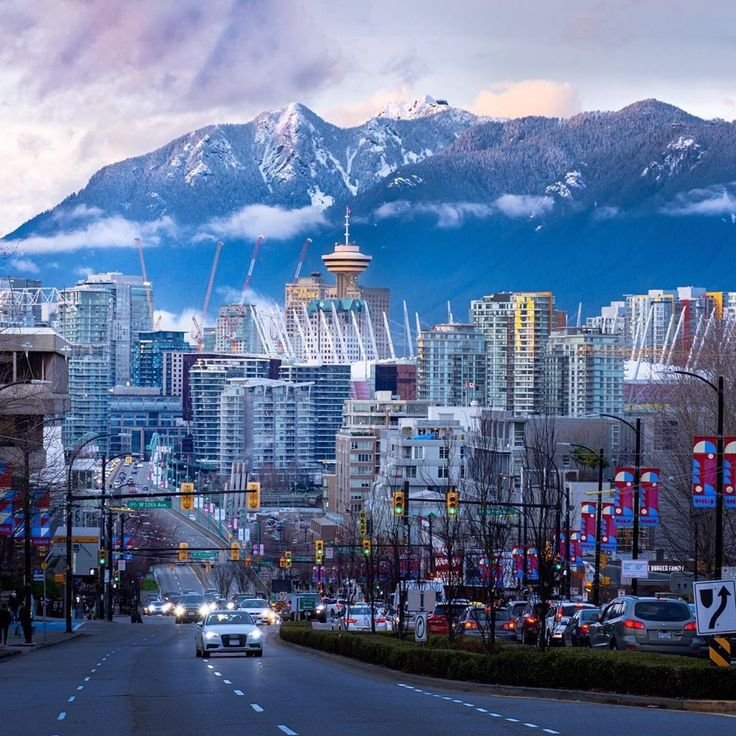 Panorama contemporain du front de mer et montagnes de Vancouver