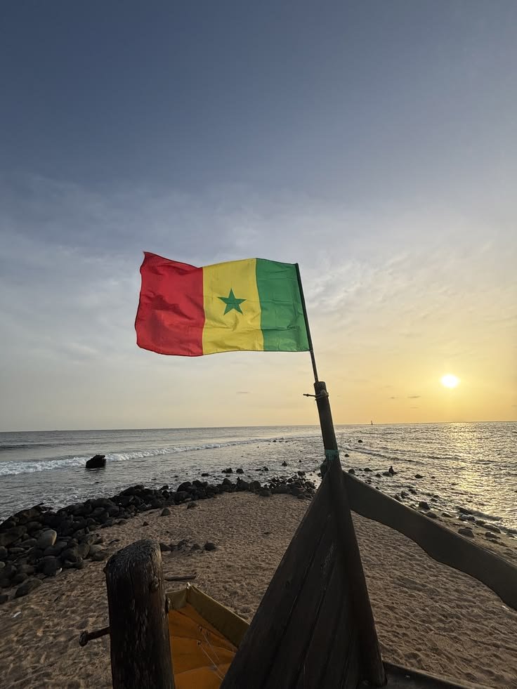 Vue plage au Sénégal et son Drapeau