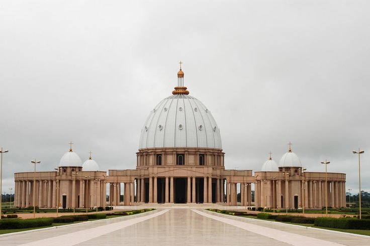 Façade monumentale de la basilique Notre-Dame-de-la-Paix à Yamoussoukro