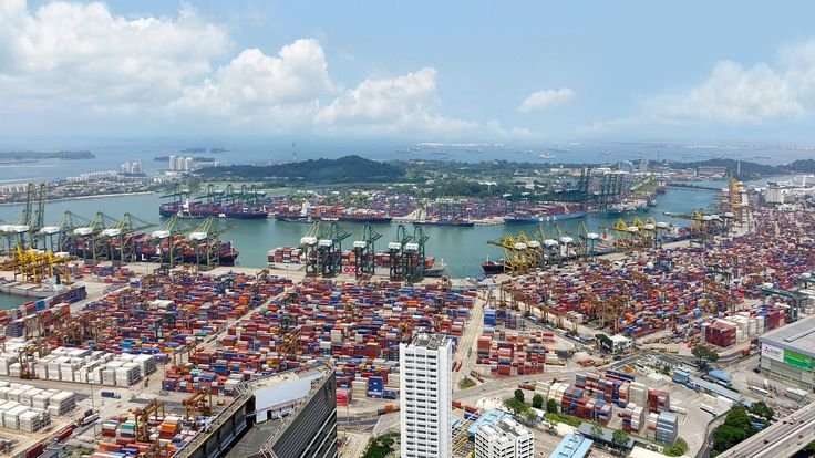 Installations logistiques et quais portuaires de commerce à San-Pédro