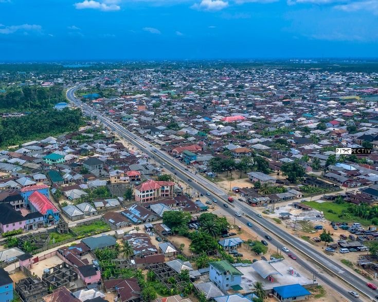 Vue aérienne des quartiers d'affaires et infrastructures de Cotonou