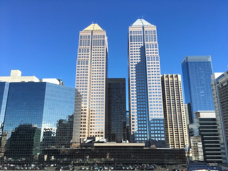 Tour et architecture moderne du centre-affaires de Calgary