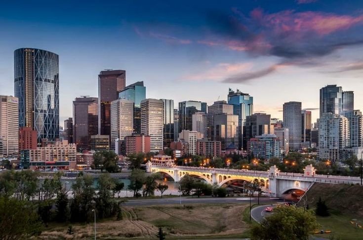 Panorama du quartier d'affaires de Calgary au pied des Rocheuses