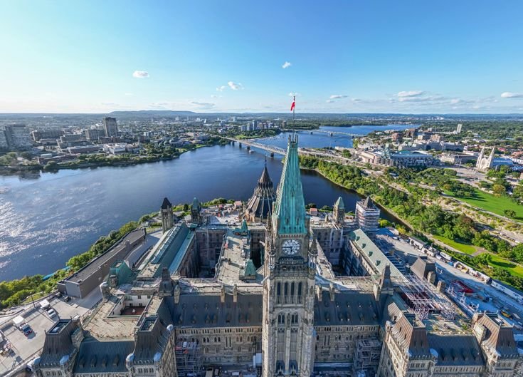 Vue panoramique de la colline parlementaire et d'Ottawa