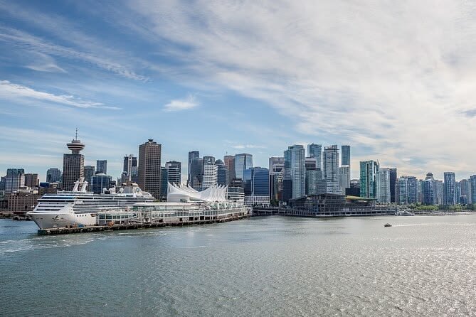 Port et skyline moderne de Vancouver vers l'océan Pacifique
