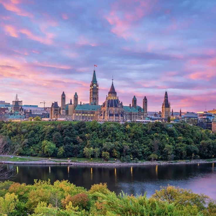 Vue de la colline du Parlement et du canal Rideau à Ottawa